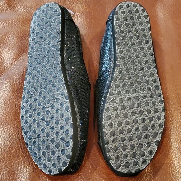 Good condition Girls Toms, size Y2 - Picture 7 of 7